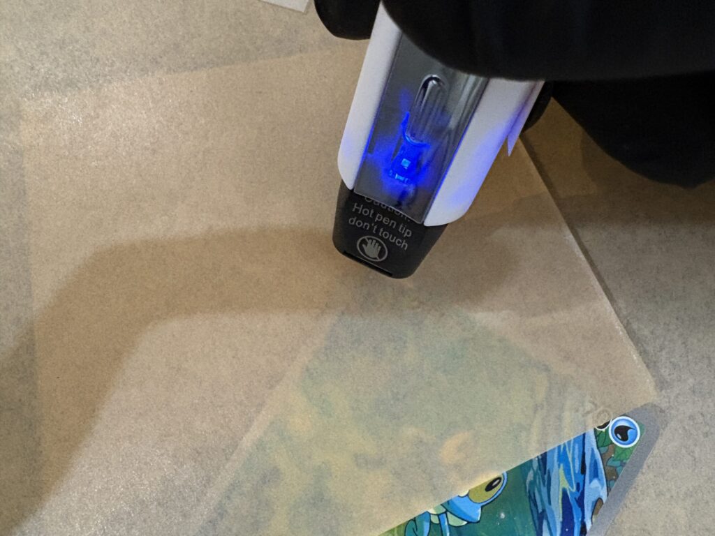 ボーンフォルダーでならした場所にヒーターペンを入れる
